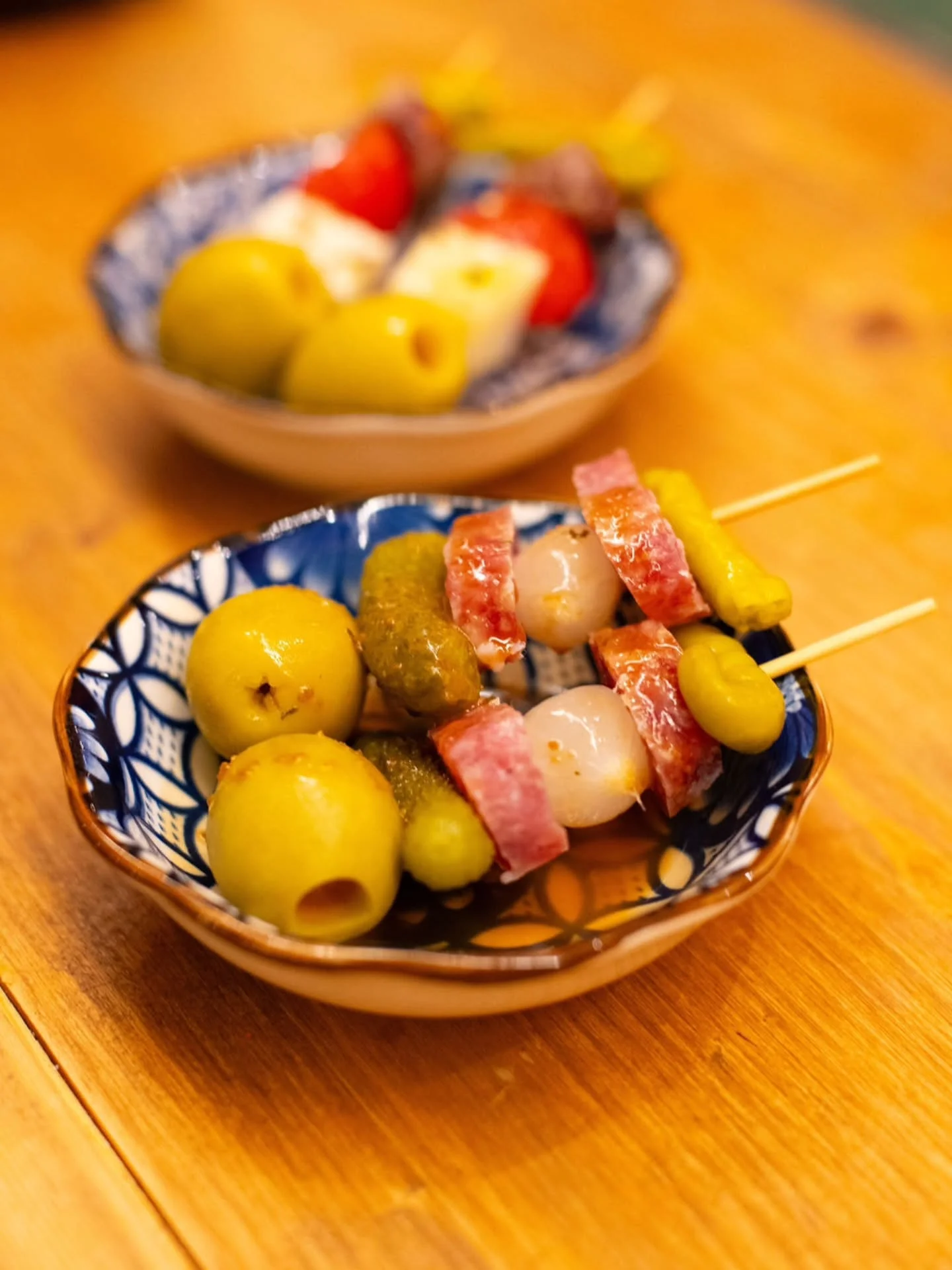 Broquetes d'olives, envinagrats, pebres i embotit en bols