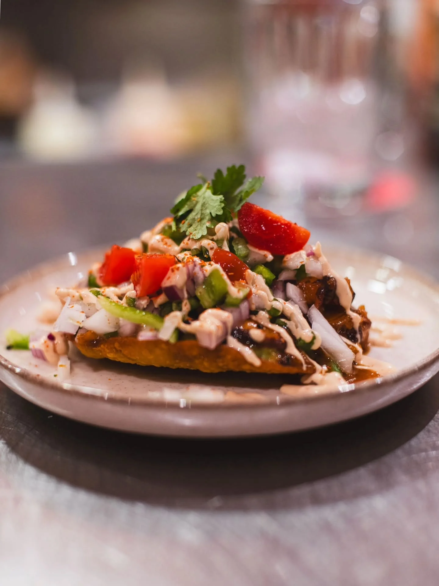Tosta Umami amb tomàtiga, ceba, herbes i salsa